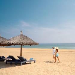 Playa privada, playa de arena blanca, sombrillas y toallas de playa