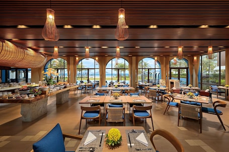 Restaurant. Royal Beachfront Resort Danang