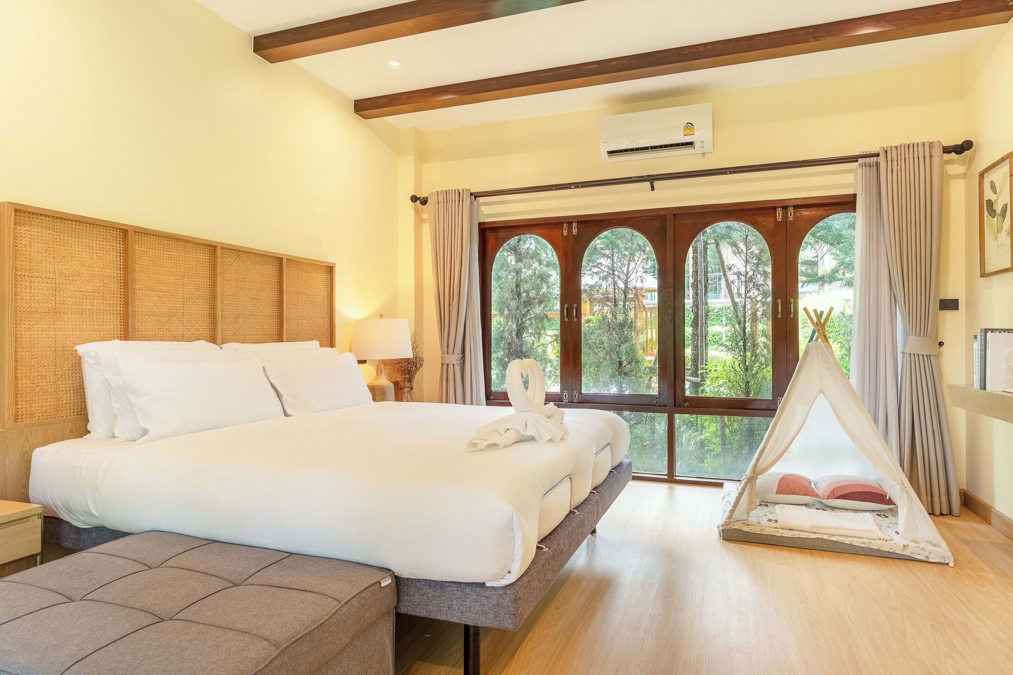 Double Room, Mountain View | Free WiFi, bed sheets