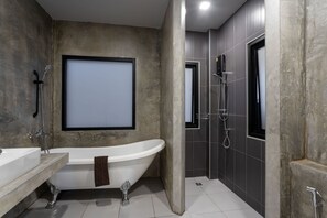 Douche, sèche-cheveux, serviettes fournies, savon