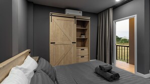 Une chambre à coucher avec un lit, une armoire en bois et un balcon offrant une vue.