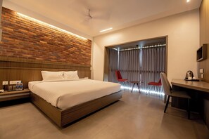 Studio Suite | In-room safe, desk, laptop workspace, iron/ironing board