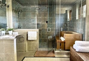 Hair dryer, towels - Modern Waterfront Home & Exclusive Quissett Beach (Falmouth)
