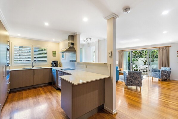 Mikrowelle, Herdplatte, Geschirrspüler, Esstisch