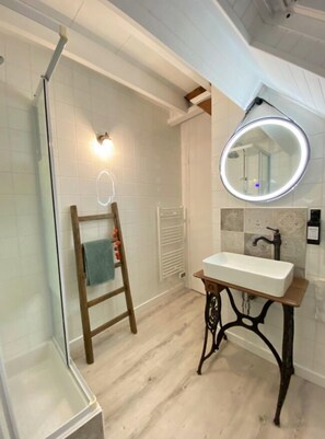 Deluxe Apartment | Bathroom | Slippers - Les Gîtes Romeline (Sartilly-Baie-Bocage)