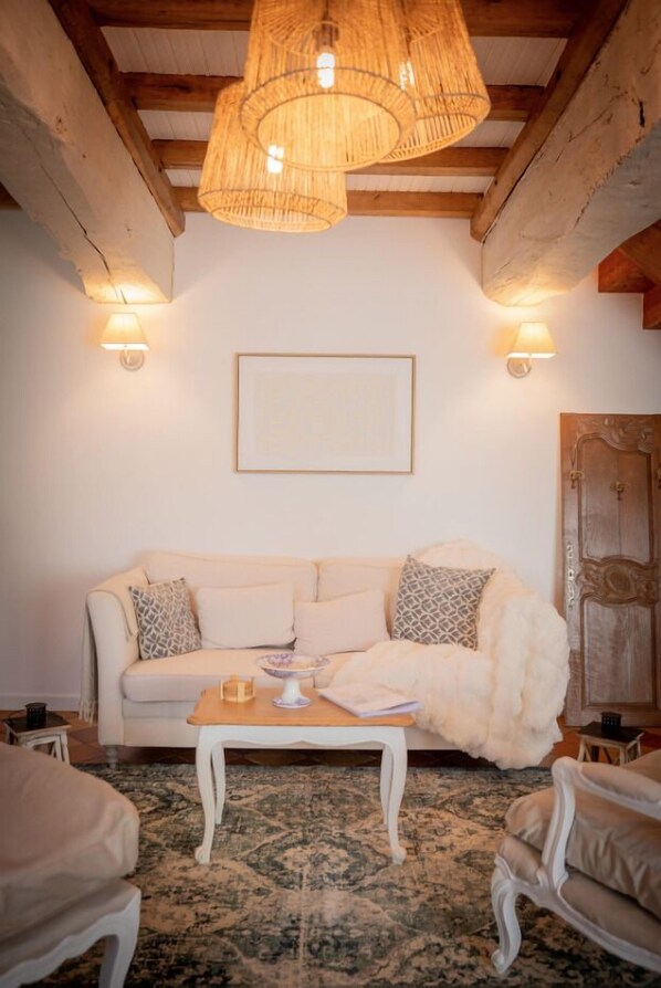 Classic Apartment, Garden View | Living area - Les Gîtes Romeline (Sartilly-Baie-Bocage)