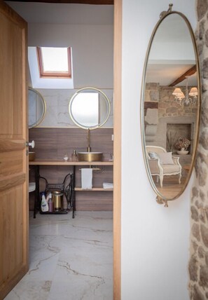 Classic Apartment, Garden View | Bathroom | Slippers - Les Gîtes Romeline (Sartilly-Baie-Bocage)