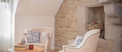 Classic Apartment, Garden View | Living area