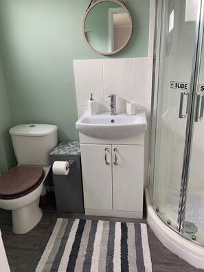 Shower, hair dryer, soap, toilet paper - Hugo’s Hideaway
Coastal retreat (Hemsby)