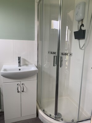 Dusche, Haartrockner, Seife, Toilettenpapier