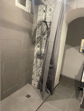 Hair dryer, soap, shampoo, toilet paper - Village house with terrace (Saint-Restitut)