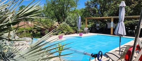 Een buitenzwembad en een verwarmd zwembad