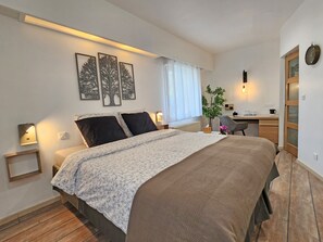1 habitación, caja de seguridad en la habitación y escritorio