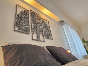 1 slaapkamer, een kluis op de kamer, een bureau