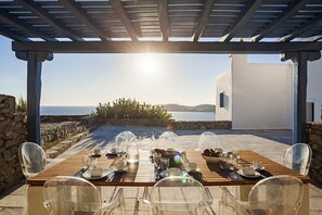 Outdoor dining - My Rental Homes - Villa Anassa: pool and private dock (possibility of boat rental) (Mykonos)