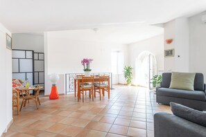 Interior - Villa Rosa: jacuzzi with Sorrento coast view (Massa Lubrense)