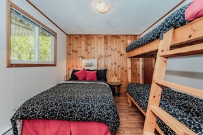 3 bedrooms, travel cot, free WiFi, bed sheets