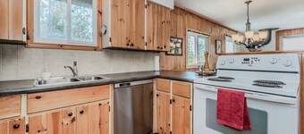 Stonehenge  Tobermory - Rustic Waterfront Retreat
