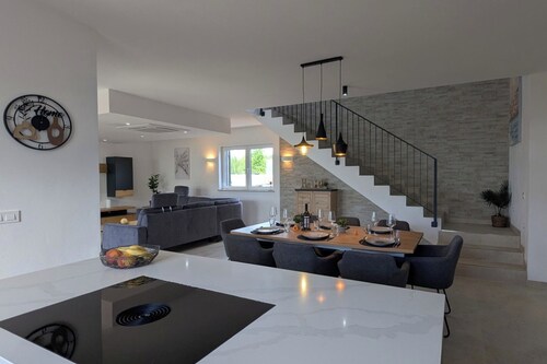 Neue Villa für 8 Personen in Višnjan bei Poreč