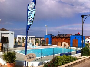 On the beach, white sand, 3 beach bars - Vibe Hotel (Cattolica)