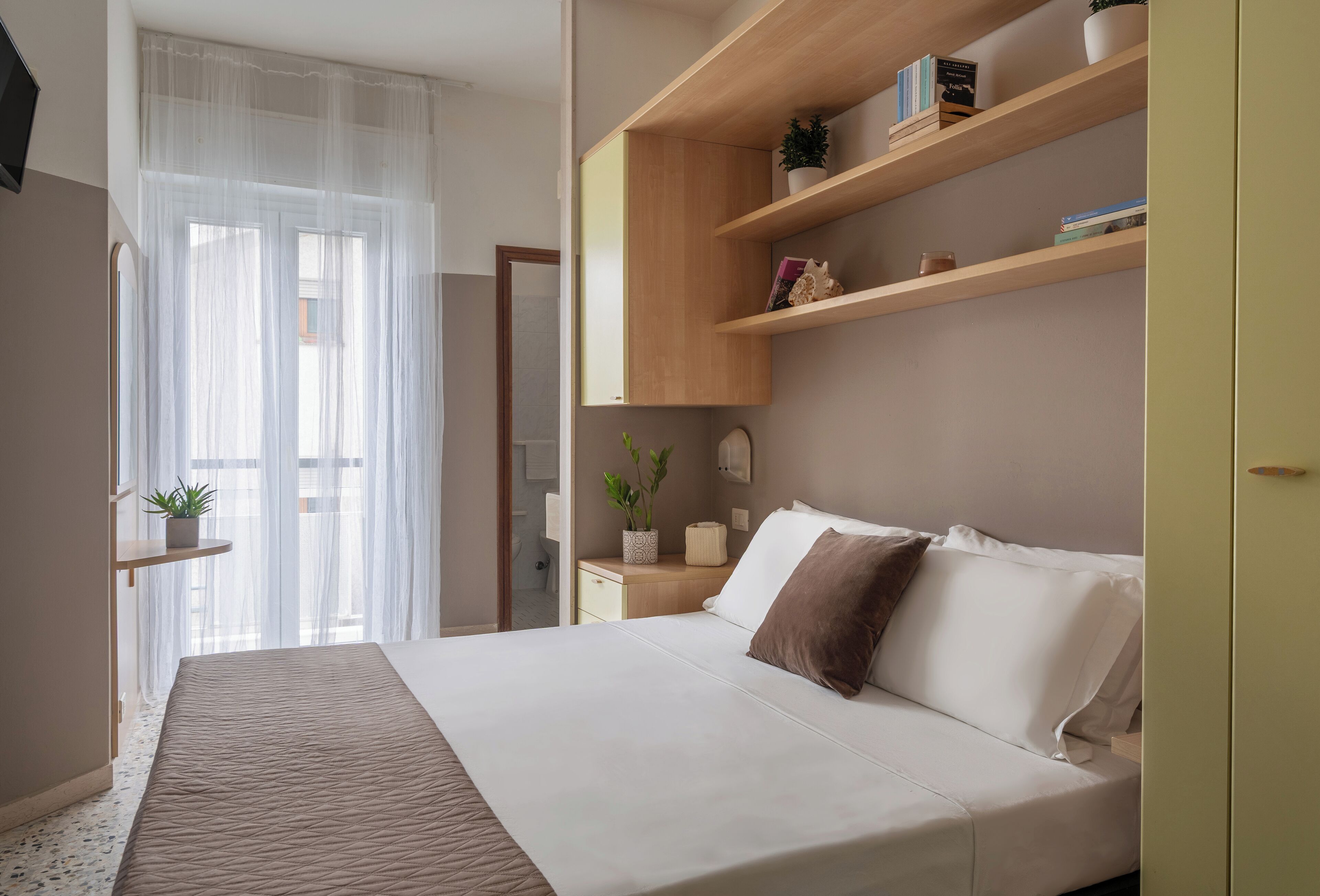 In-room safe, free WiFi, bed sheets