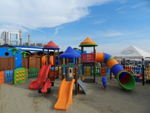 On the beach, white sand, 3 beach bars - Vibe Hotel (Cattolica)