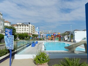 On the beach, white sand, 3 beach bars - Vibe Hotel (Cattolica)