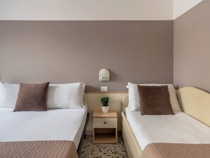 Standard Triple Room | In-room safe, free WiFi, bed sheets - Vibe Hotel (Cattolica)