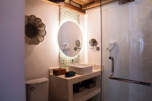 Duplex Deluxe - 1 sovrum | Badrum | Badkar och dusch, gratis toalettartiklar, hårtork och badrock