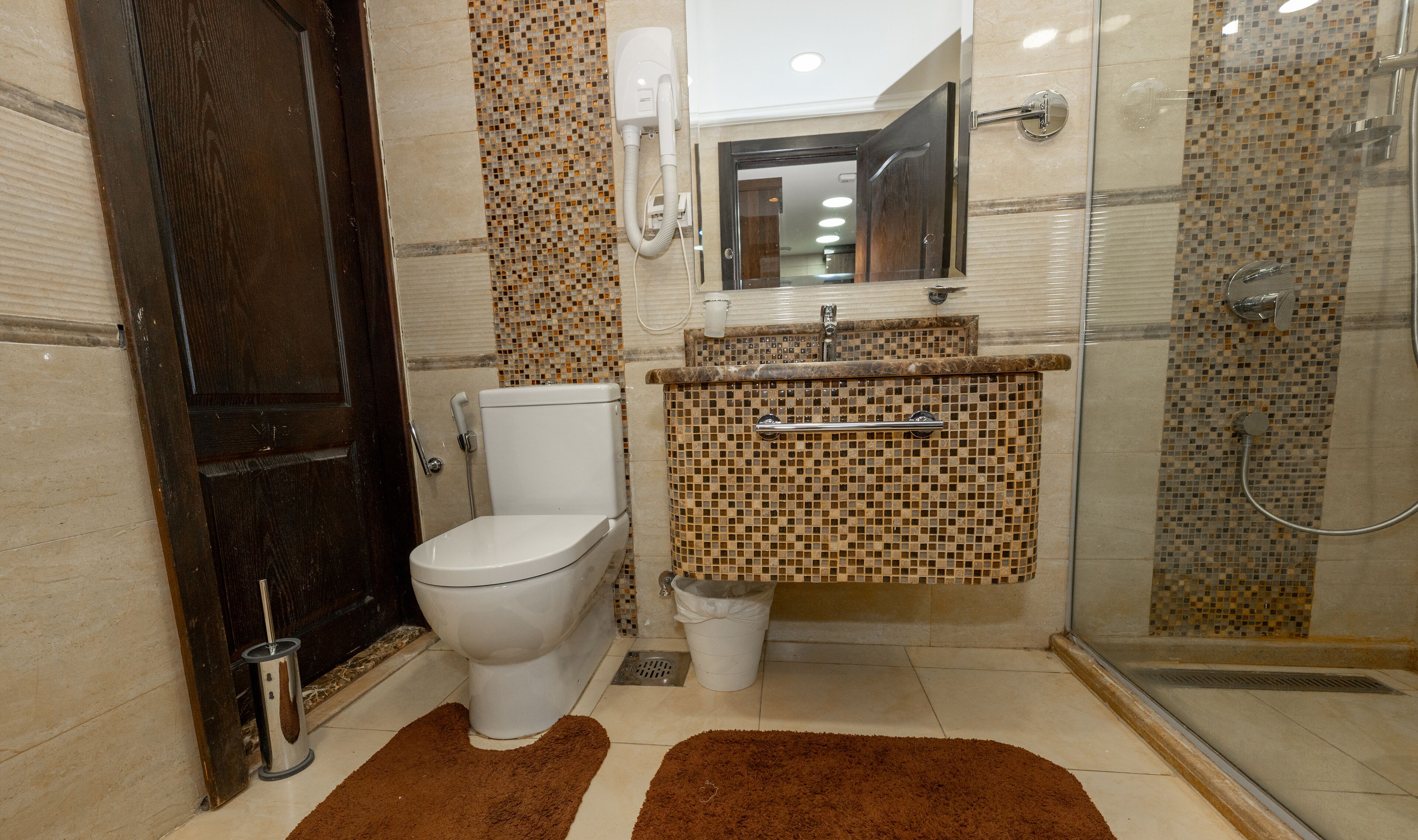 Bañera con ducha, toallas, jabón, shampoo