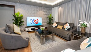 Departamento de lujo, 4 habitaciones, vista a la alberca | Área de sala de estar