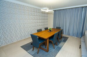 Apartamento de lujo, 3 habitaciones, vistas a la piscina | Zona de estar