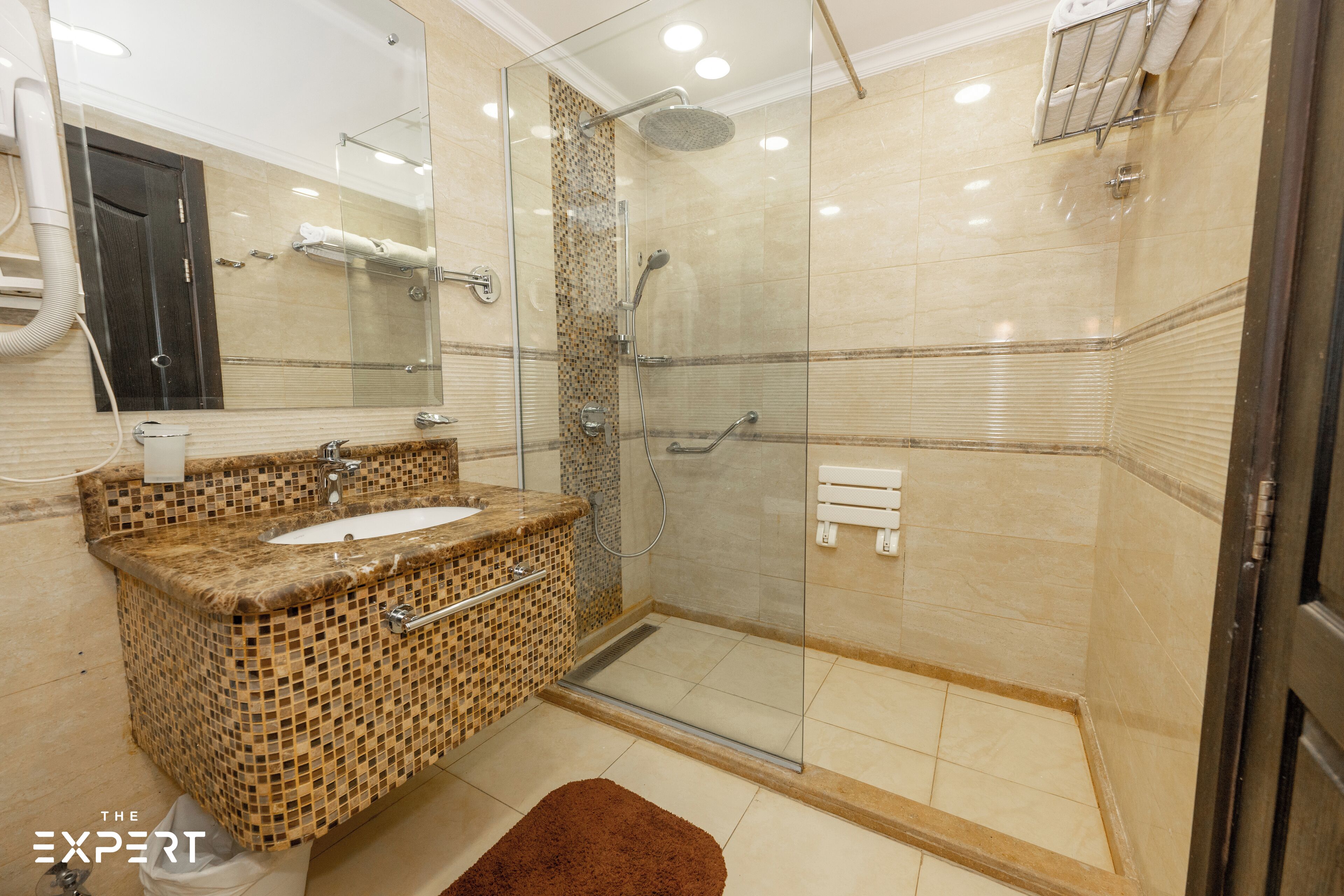 Luxe appartement, 1 slaapkamer | Badkamer | Een bad/douchecombinatie, handdoeken, zeep, shampoo