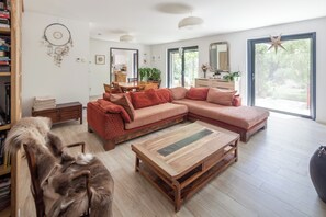 Smart-TV, Kamin, DVD-Player, Bücher