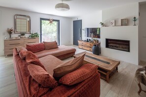 Smart-TV, Kamin, DVD-Player, Bücher