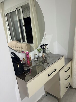 Ducha, secador de pelo, jabón y papel higiénico