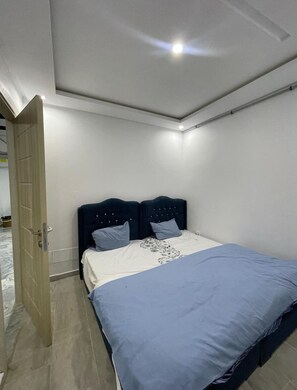 3 dormitorios, tabla de planchar con plancha, ropa de cama