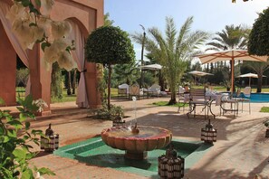 Outdoor dining - My Rental Homes - Dar Maril with pool, tennis court and garden (Oulad Jellal)