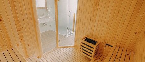 Douche, douche à « effet pluie », sèche-cheveux, chaussons