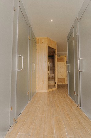 Dusj, regndusjhode, hårføner og tøfler