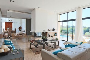 Fernseher, Kamin, Stereoanlage