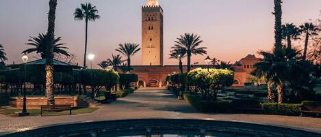 Lämmitetty uima-allas