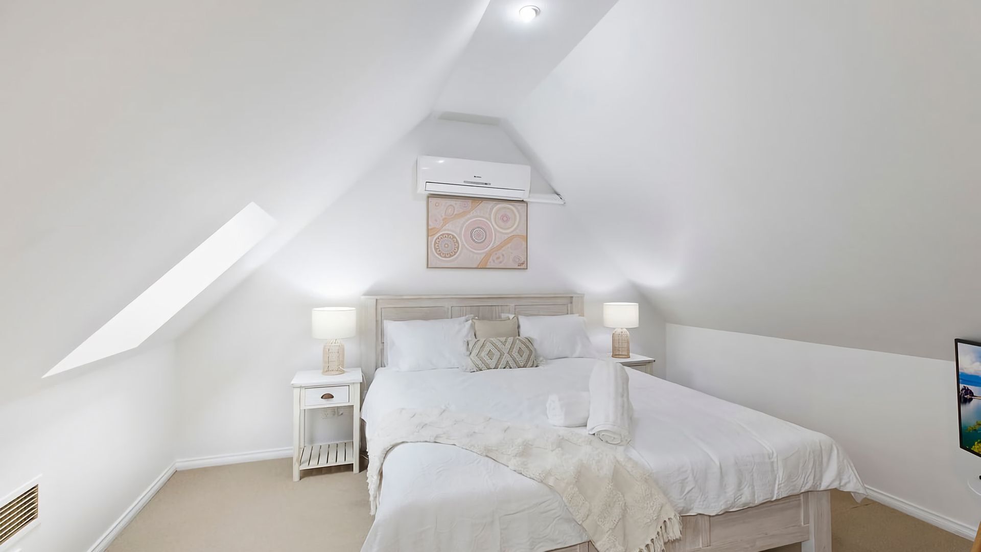 1 bedroom, bed sheets