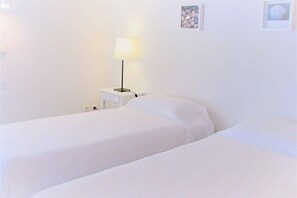 2 bedrooms, iron/ironing board, free WiFi