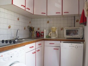 Réfrigérateur, micro-ondes, plaque de cuisson, lave-vaisselle