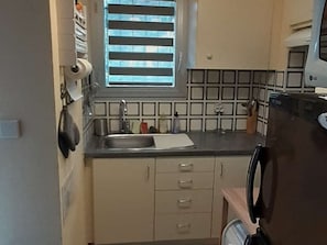 Private kitchen - Lovely 1-Bedroom with Balcony, Parking, Near Thermal Baths (Amélie-les-Bains-Palalda)