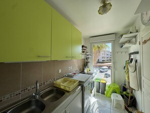 Mikrowelle, Ofen, Geschirrspüler, Wasserkocher mit Kaffee-/Teezubehör