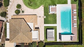 An aerial view of a property with a swimming pool, a covered patio, and a landscaped garden. - Villa Agorà with private pool - My Rental Homes (Syracuse)