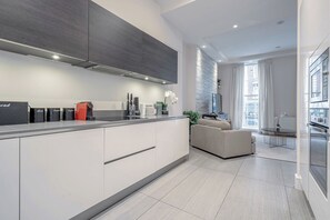 Kjøleskap, mikrobølgeovn, ovn og kokeplater