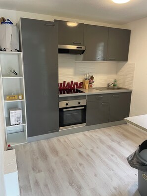 Een koelkast, een microgolfoven, een oven, een kookplaat